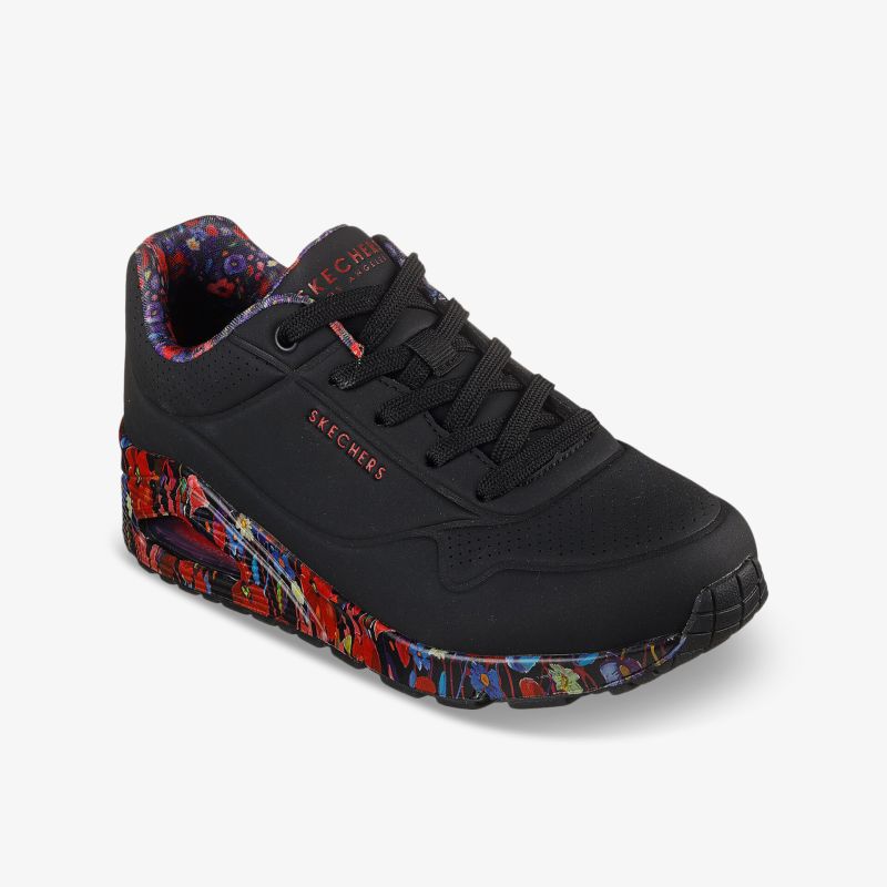 Sportlicher Schuh mit robuster Sohle und farbenfrohem Design, atmungsaktiv und bequem für vielseitigen Einsatz