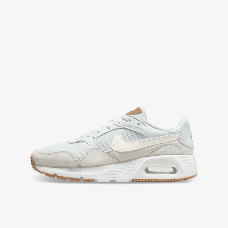 Sportlicher weißer Sneaker mit gepolsterter Sohle und flexiblem Design für hohen Tragekomfort