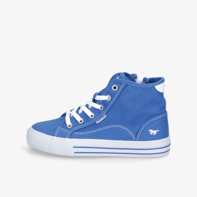 Blauer Sneaker in seitlicher Ansicht mit weißer Sohle und weißen Schnürsenkeln, sportlich und komfortabel