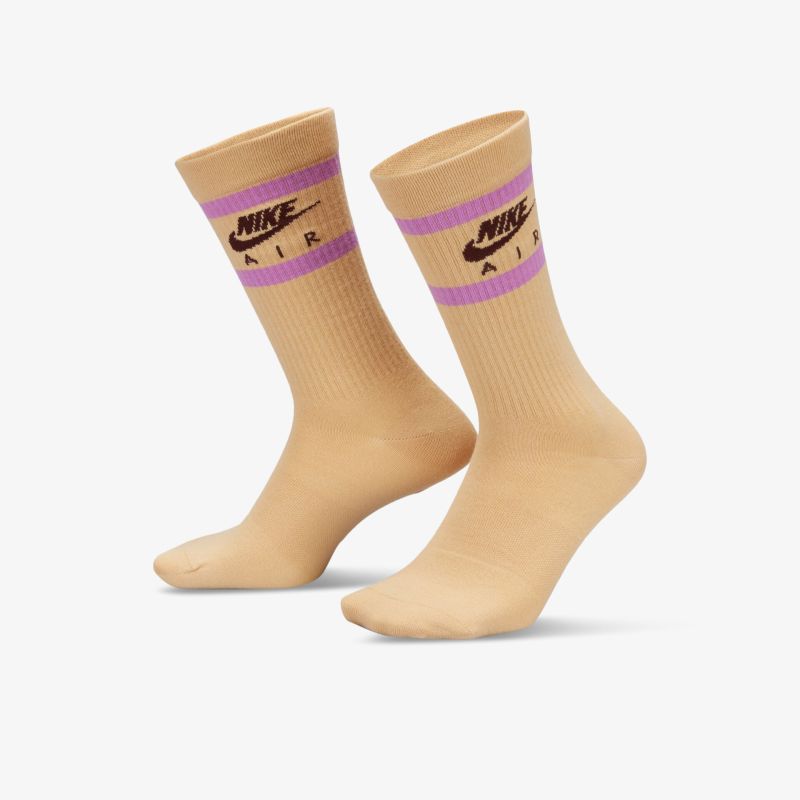 Beige Nike Air Socken mit lila Akzenten und Logo. Sportlich und bequem für täglichen Tragekomfort.