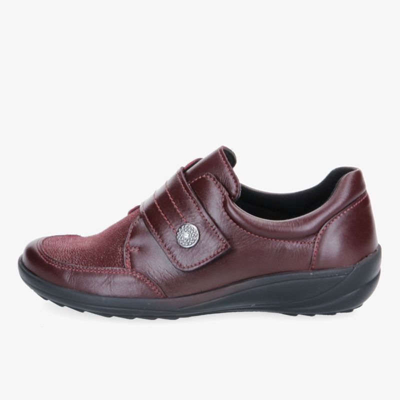 Bequemer brauner Lederschuh mit Klettverschluss und rutschfester Sohle für Alltag und Freizeit.