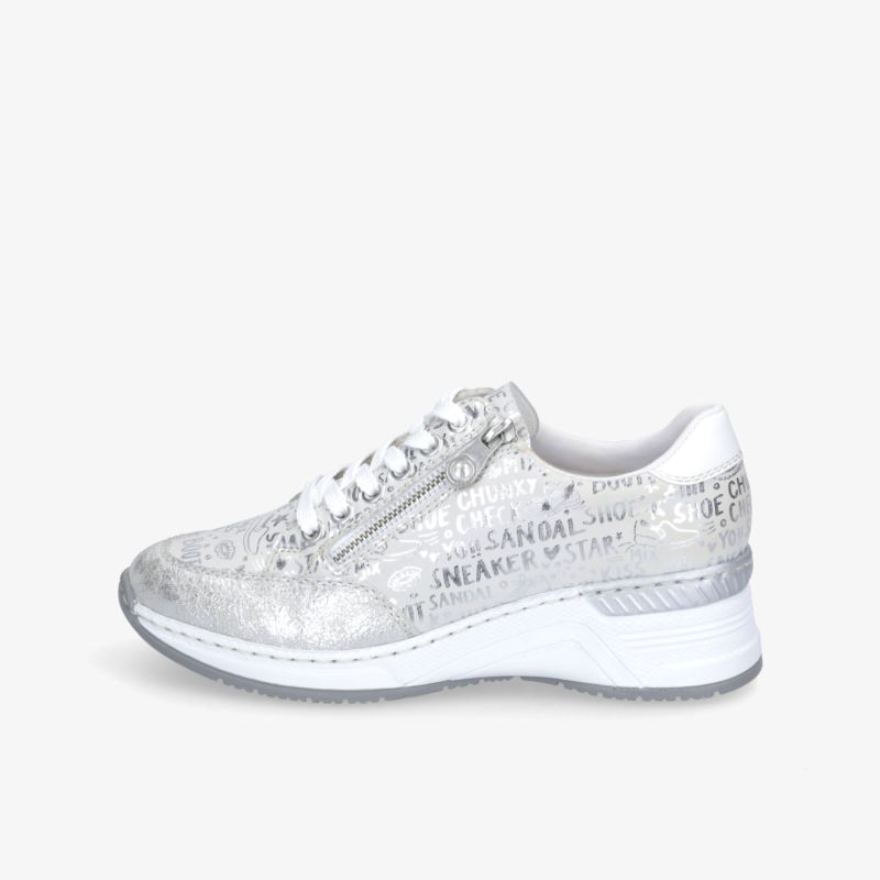 Sportlicher silberner Sneaker mit flexiblem Sohlenprofil und bequemem Design, gut passend für den Alltag