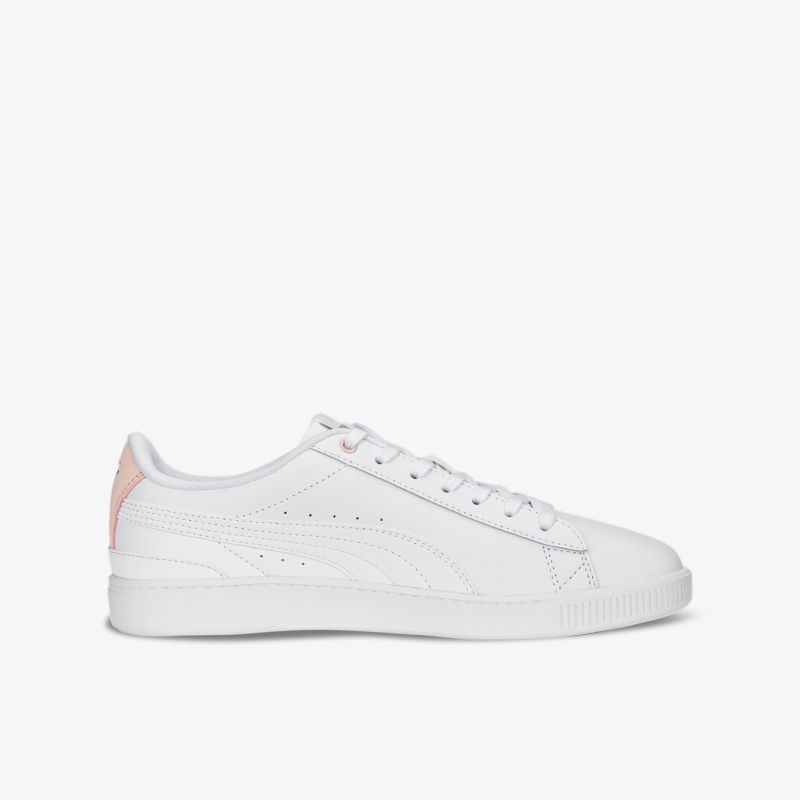 Weißer Sneaker in elegantem Design mit subtilen Details und komfortabler Passform.