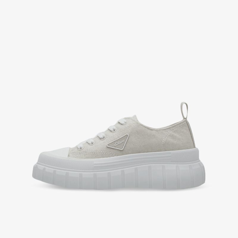 Moderner weißer Sneaker mit dicker Sohle, sportlichem Design und hohem Tragekomfort