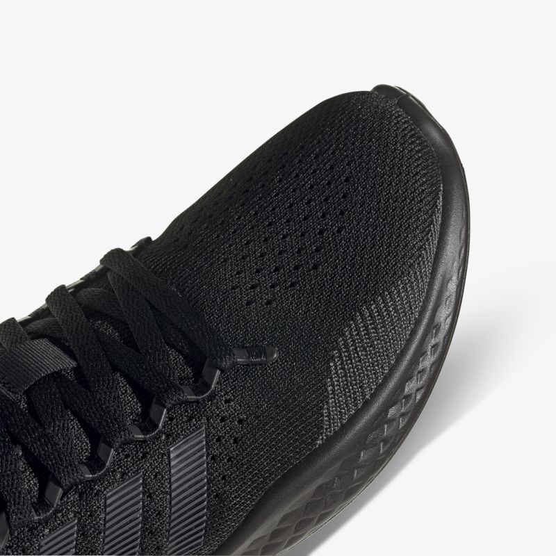 Schwarzer Sportschuh mit atmungsaktivem Obermaterial und modernem Design für maximalen Komfort.