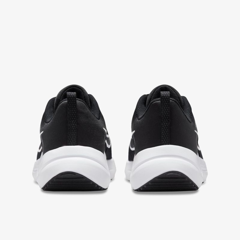 Hochwertige schwarze Sportschuhe mit weißer Sohle und modernem Design, hintere Ansicht.