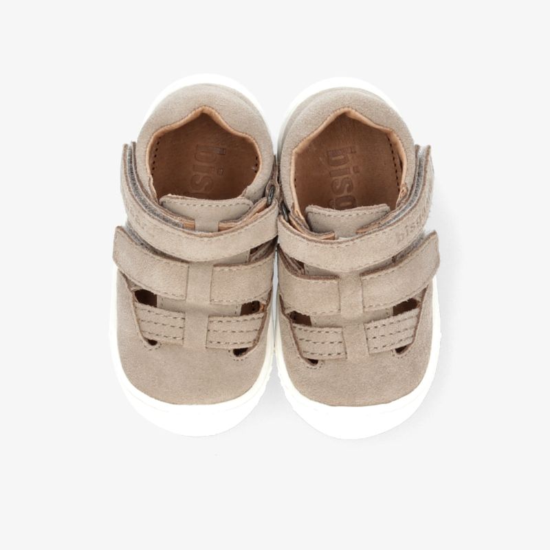 Bequeme und flexible Schuhe mit verstellbaren Klettverschlüssen und rutschfester Sohle, ideal für sicheren Halt und Komfort