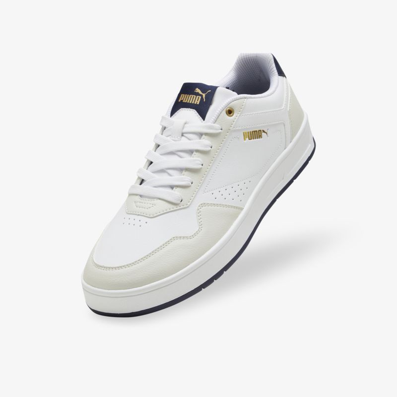 Weißer Sneaker mit sportlichem Design, atmungsaktivem Material und langlebiger, flexibler Sohle in schräger Vorderansicht
