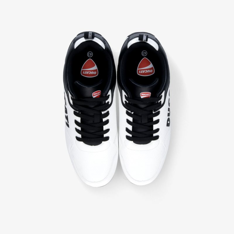 Sportliche weiße Schuhe mit schwarzer Schnürung, komfortabel und modern, Draufsicht auf Paar