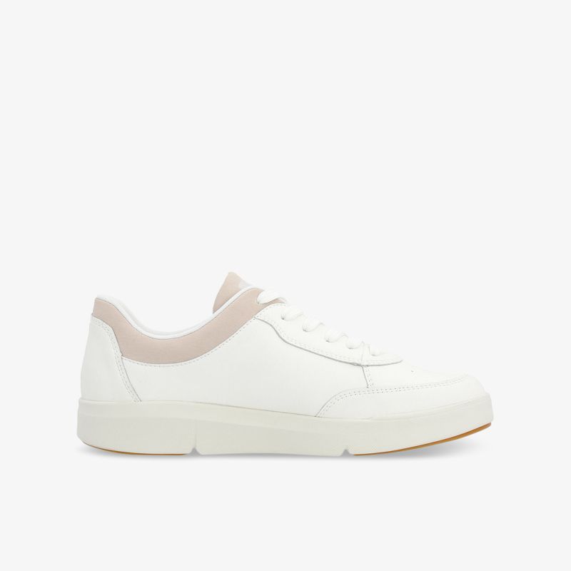 Moderner weißer Sneaker mit bequemer Passform und rutschfester Sohle in klarer Seitenansicht