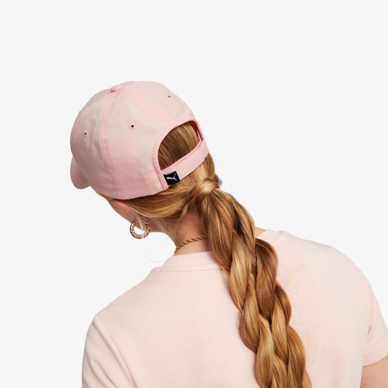 Rosa Kappe in sportlichem Design mit verstellbarem Riemen aus weichem Material für optimalen Tragekomfort.