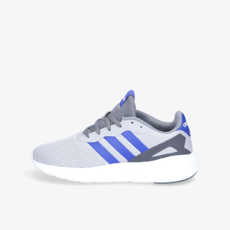 Moderner grauer Sneaker mit blauen Akzenten und bequemer Passform für sportlichen Lifestyle