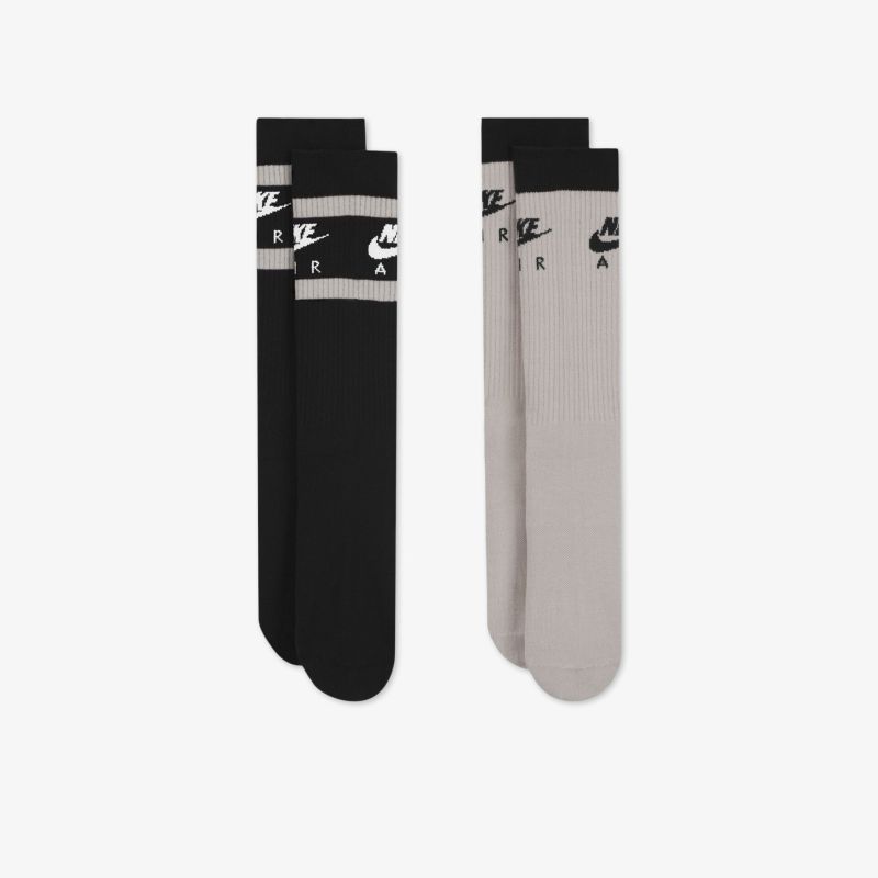 Stylische Nike Sportsocken in Schwarz und Grau mit Logo, bieten hohen Tragekomfort und optimale Passform.