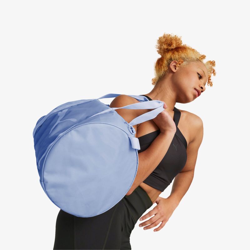 Geräumige, stilvolle Tasche in Blau, ideal für Sport- und Freizeitaktivitäten.