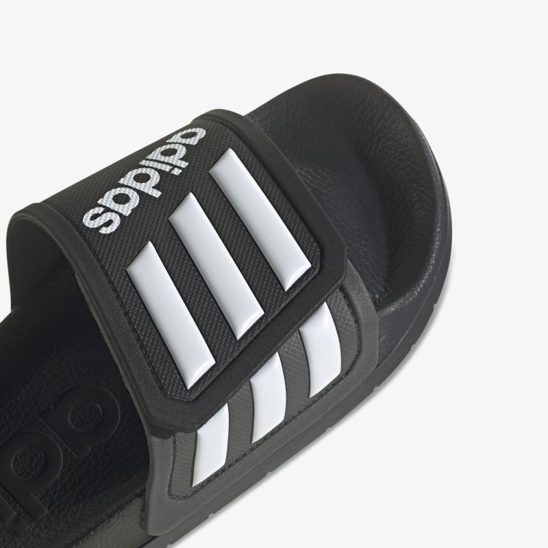 Sportliche schwarze Sandale mit drei weißen Streifen und gepolstertem Riemen für optimalen Komfort.