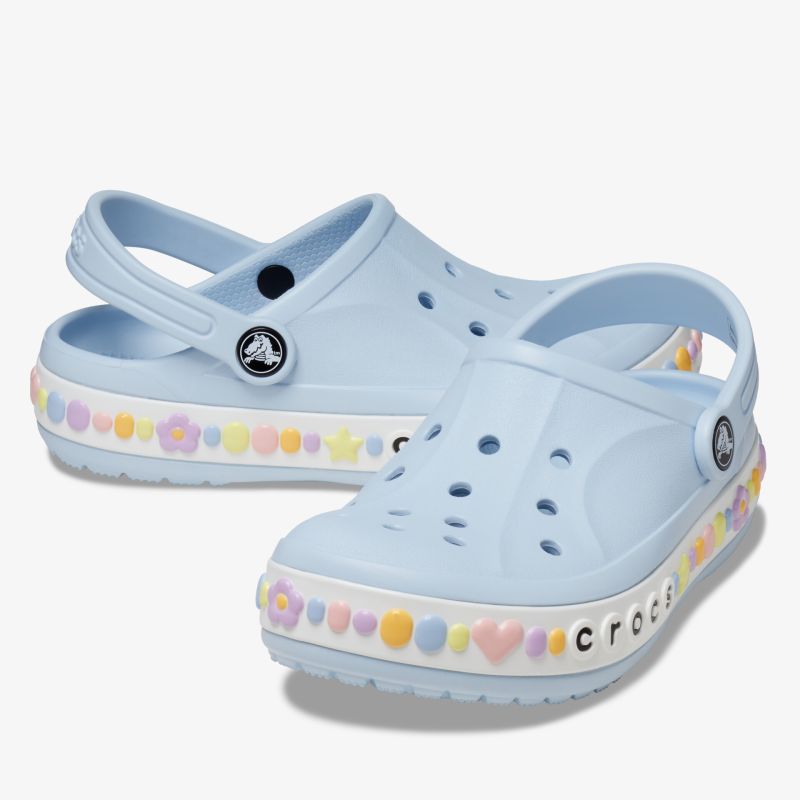 Leichte blaue Clogs mit bunten Details, ideal für entspannten Tragekomfort und modernen Look.