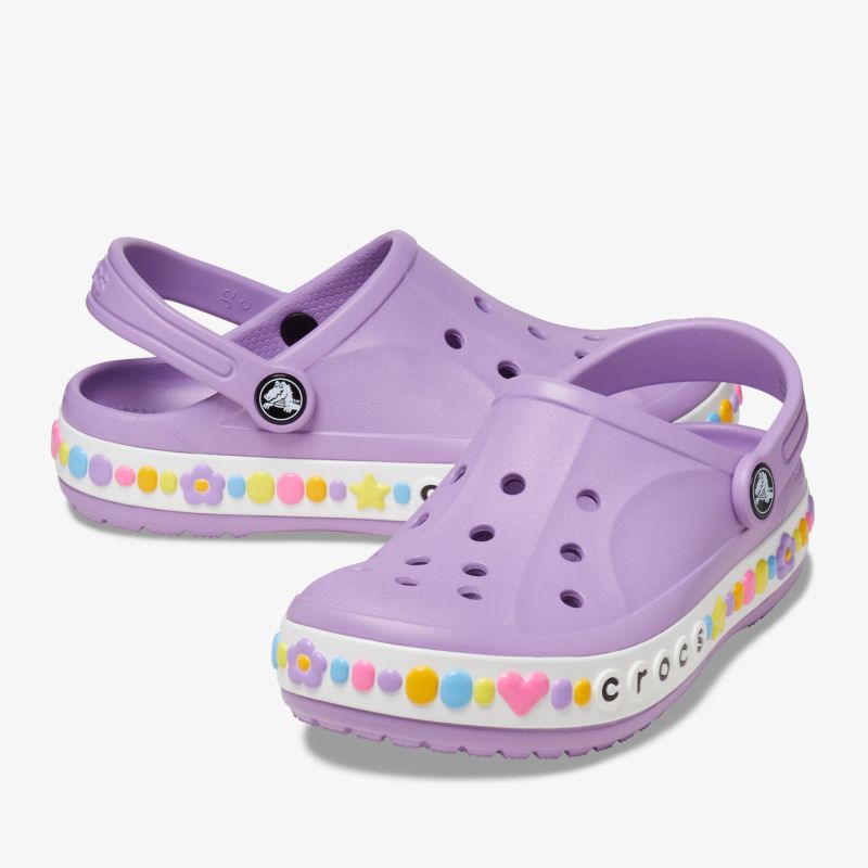 Lilafarbene Crocs mit buntem Design auf der Sohle bieten Komfort und Stil für den Alltag.