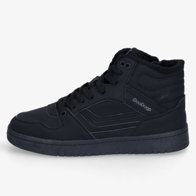 Schwarzer Sneaker mit hohem Schaft und rutschfester Sohle in klarer Seitenansicht