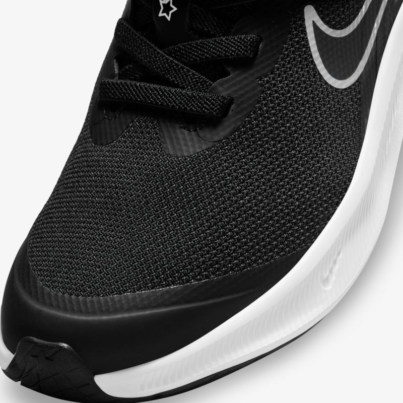 Moderner schwarzer Sneaker mit atmungsaktivem Mesh-Obermaterial und strapazierfähiger Gummisohle.