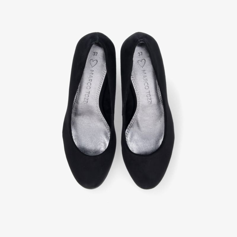 Elegante schwarze Ballerinas mit bequemer Passform und zeitlosem Design aus der Vogelperspektive.