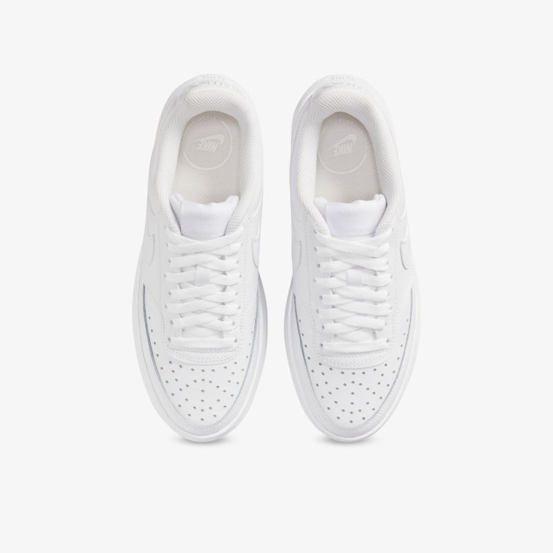 Weiße Sneaker mit perforiertem Obermaterial und bequemem Design, perfekt für einen modernen Look.