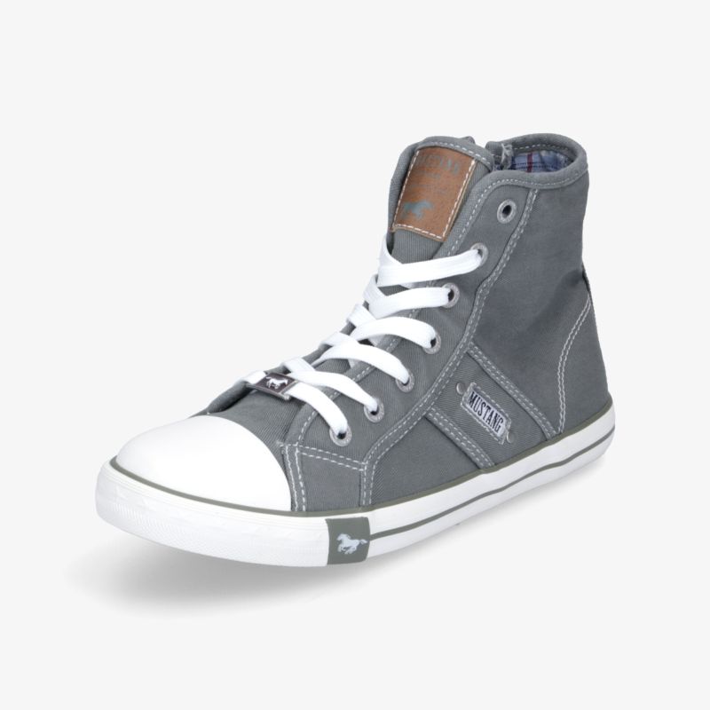 Grauer Sneaker mit robuster, rutschfester Sohle und bequemem, atmungsaktivem Material in modischem Design