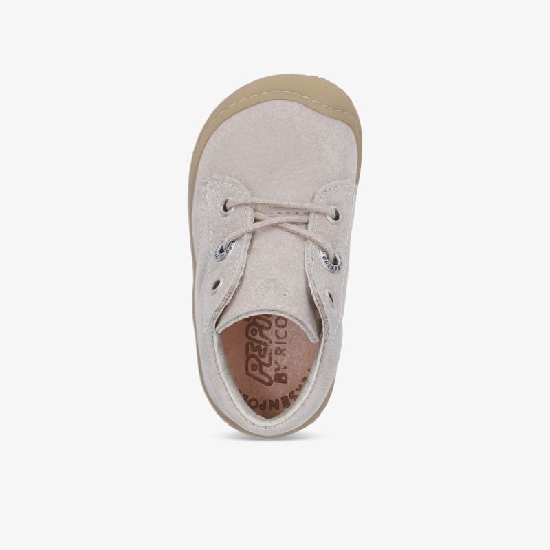 Moderner leichter Sneaker mit flexibler Sohle und bequemer Passform, Draufsicht auf das Modell mit Schnürung