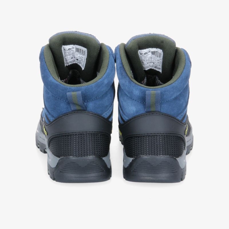 Rückansicht der blauen, robusten Outdoor-Schuhe mit schwarzer Verstärkung und komfortabler Polsterung.