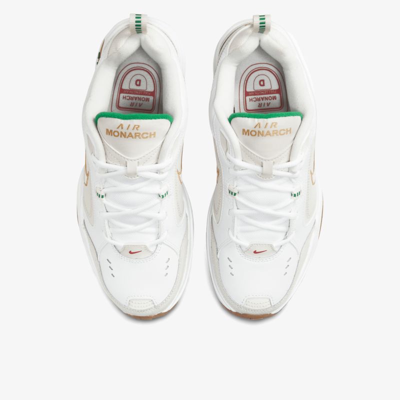 Weiße Sneaker im sportlichen Design mit robuster Sohle und bequemer Passform, Draufsicht von oben