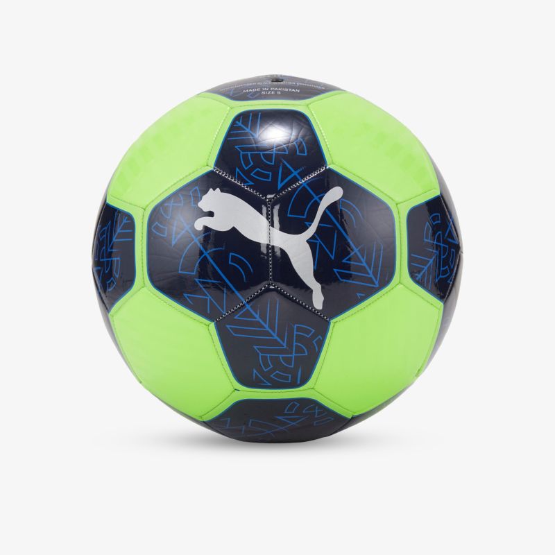 Moderner Fußball in grün und blau mit auffälligem Puma-Logo für ausgezeichnete Ballkontrolle und Spielgenuss.