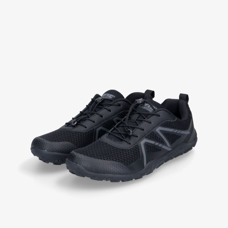 Sportliche schwarze Schuhe als Paar mit atmungsaktivem Material, rutschfester Sohle und schnürbarem Verschluss