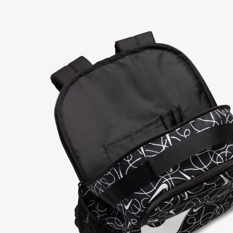 Schwarzer Rucksack mit modernem Muster und geräumiger Öffnung, ideal für Alltag und Reisen.