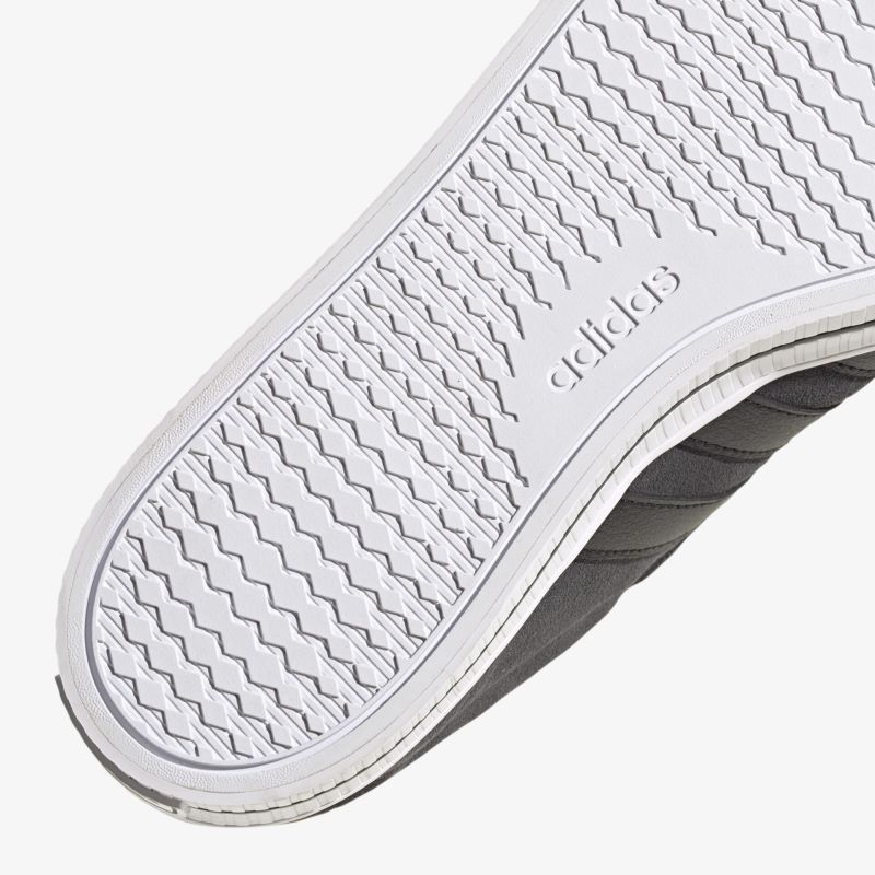 Detailansicht der strapazierfähigen und rutschfesten Sohle eines hochwertigen Schuhs von Adidas.