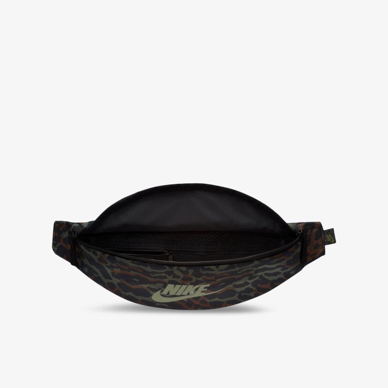 Modische Nike Gürteltasche in Camouflage-Optik mit großem Hauptfach und verstellbarem Riemen.