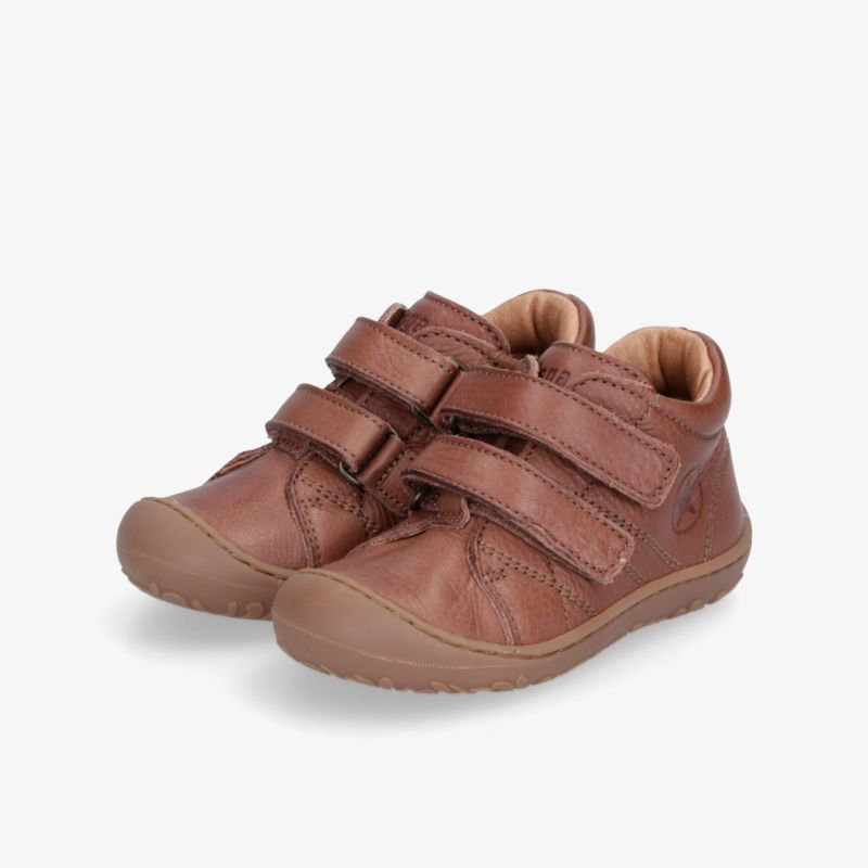 Elegante braune Lederschuhe mit praktischem Klettverschluss und rutschfester Sohle für optimalen Tragekomfort.