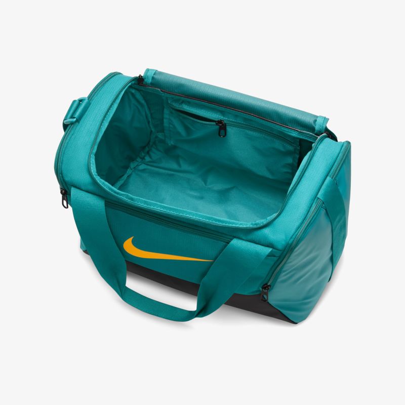 Geräumige grüne Sporttasche mit robustem Reißverschluss und viel Platz für Fitnessausrüstung.