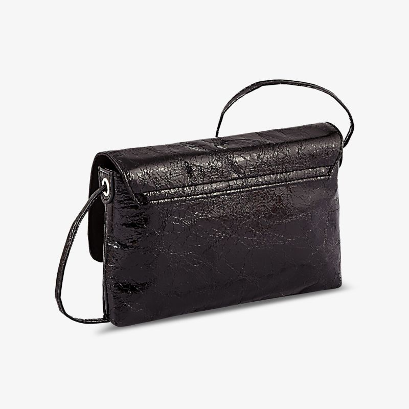 Schwarze Handtasche in glänzender Optik mit praktischem Gurt für stilvolle Auftritte und vielseitige Anlässe.