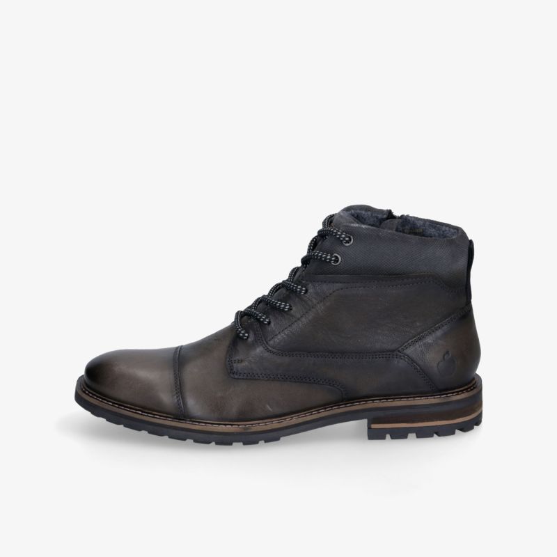 Schwarzer hochwertiger Lederboot in klarer seitlicher Ansicht mit robuster Sohle und elegantem Design