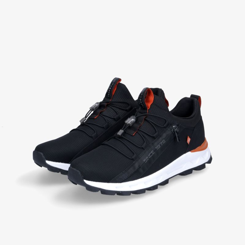 Langlebiger schwarzer Schuh mit komfortabler Passform und auffälligen Details, ideal für vielseitige Outdoor-Aktivitäten.