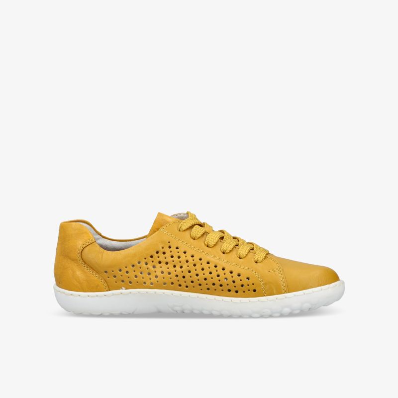 Leichter gelber Sportschuh mit atmungsaktivem, perforiertem Obermaterial und flexibler weißen Sohle in Seitenansicht