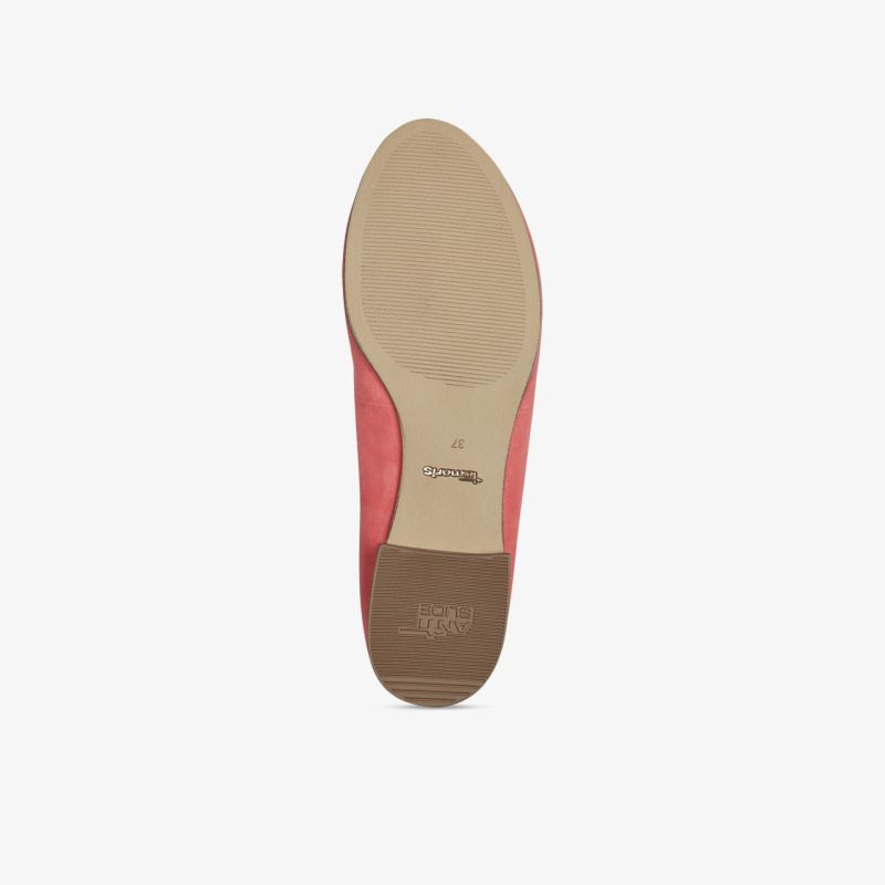Rutschfeste und robuste Schuhsohle in Rot und Beige mit flexiblem Profil für sicheren Halt