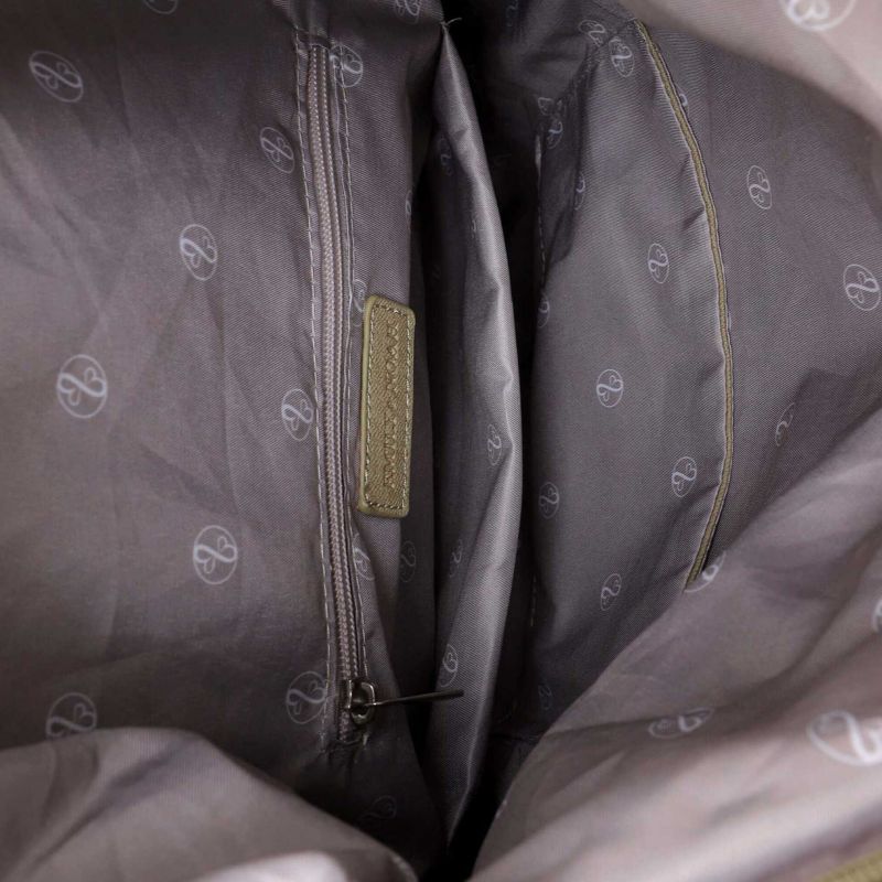 Innenansicht einer Tasche mit Reißverschlussfach und stilvollem Innenfutter.