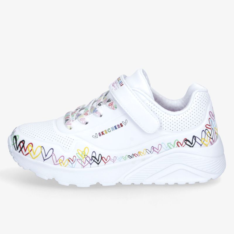 seitliche ansicht eines weißen sportlichen sneakers mit farbigen herzen und leichter, atmungsaktiver sohle