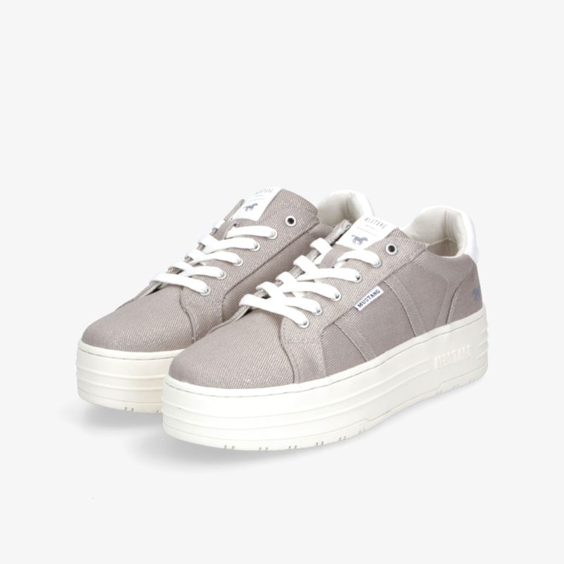 Stylische Plateau-Sneaker mit dicker Sohle und Schnürsenkeln, bequem und modern für den Alltag