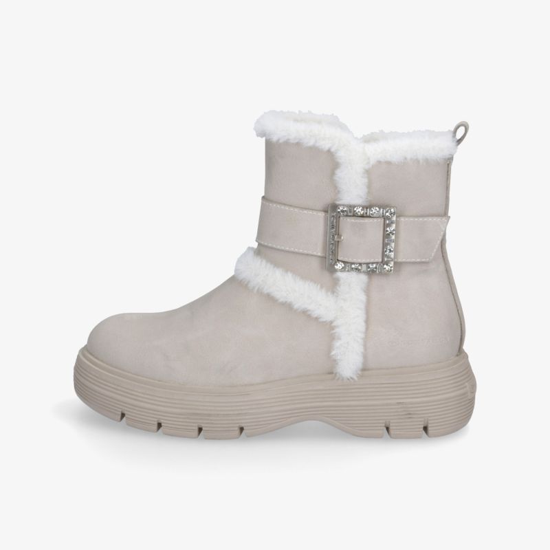Eleganter Winterstiefel mit flauschigem Innenfutter und modischer Schnalle in Seitensicht.