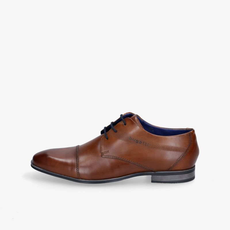 Eleganter brauner Lederschuh mit Schnürung und dezenter Naht für zeitlosen Stil und hohen Tragekomfort.