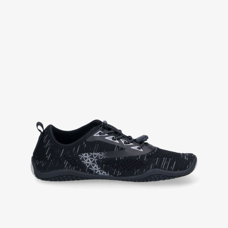 Leichter schwarzer Sneaker mit flexiblem Design und atmungsaktivem Material, ideal für sportlichen Komfort