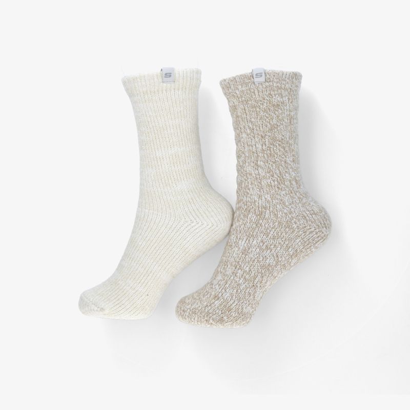 Weiches, warmes Paar gestrickter Socken in neutralen Tönen für hohen Tragekomfort und Komfort im Alltag