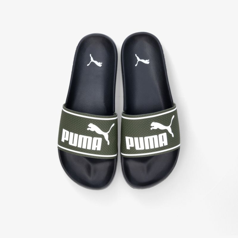Stylische Puma Slides mit Logo-Detail, bequeme Passform und rutschfester Sohle für maximalen Tragekomfort.