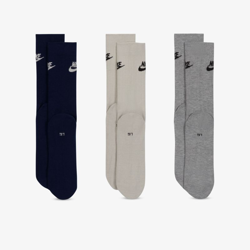 Set aus drei stilvollen Nike Socken in Blau, Beige und Grau mit Logo. Komfortabel und langlebig für den täglichen Gebrauch.